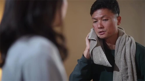 AI-NTR-02精油按摩现场：人妻宋轶当老公面被猛操！